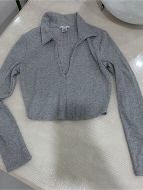 Bozzolo Gray Ribbed V-Neck Collared Crop Top